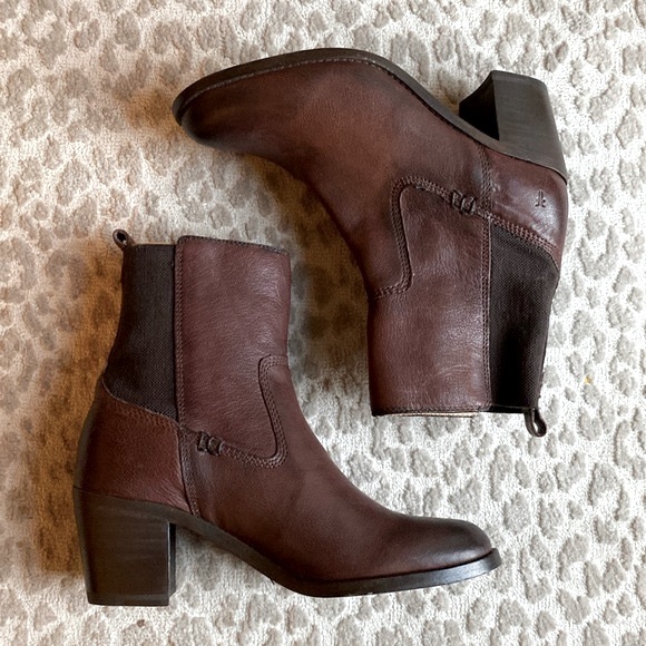 Frye Shoes - NWOB Frye Janis Gore Brown Leather Pull-On Heeled Ankle Booties, size 7.5
